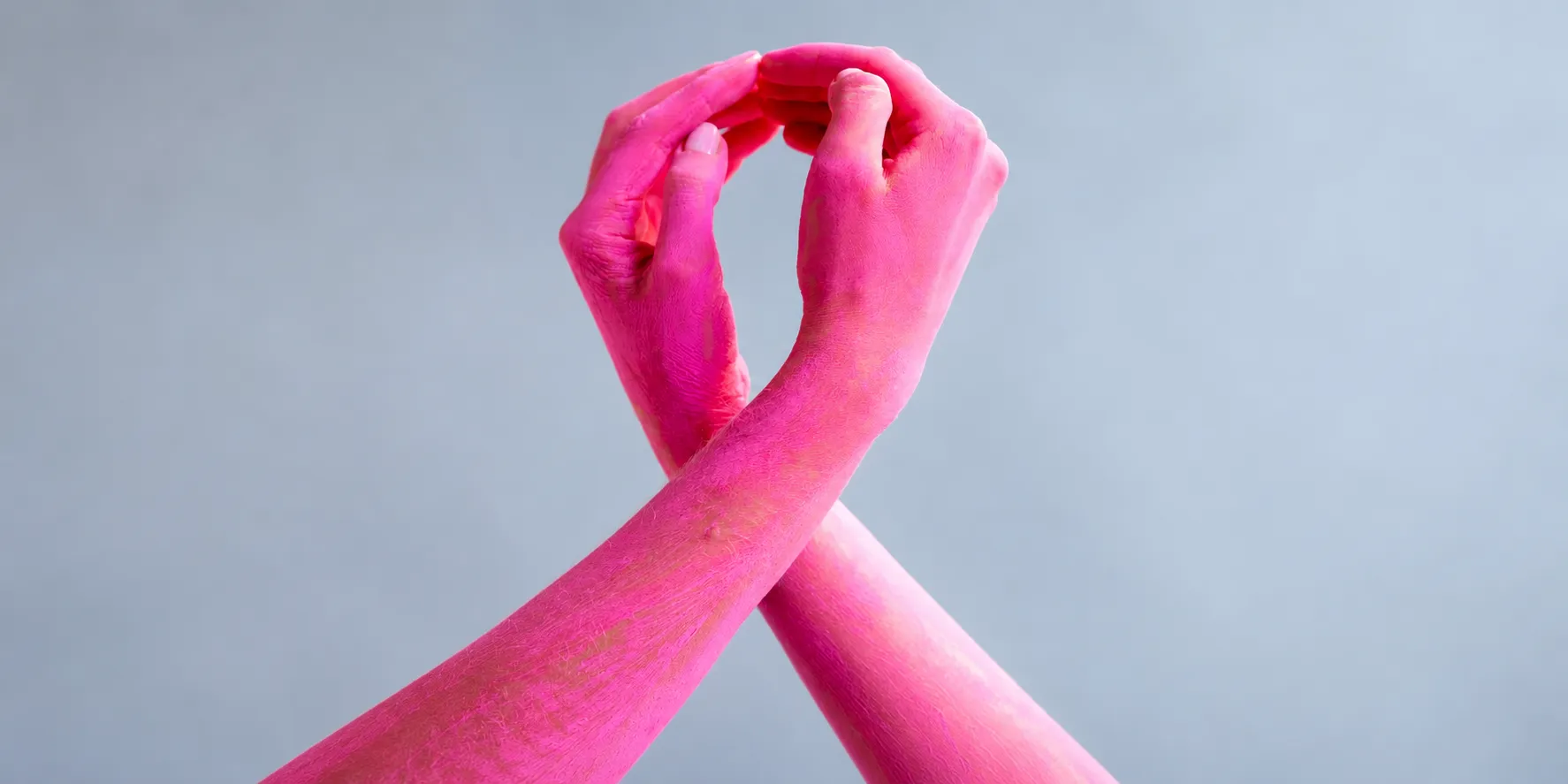 Octobre Rose 2026 : deux mains peintes en rose forment le ruban rose du dépistage du cancer du sein